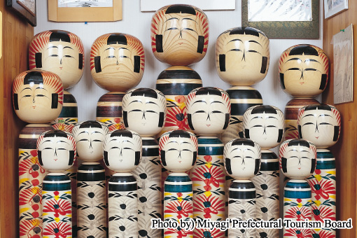 Akiu Dentou Kokeshi (traditional wooden doll)